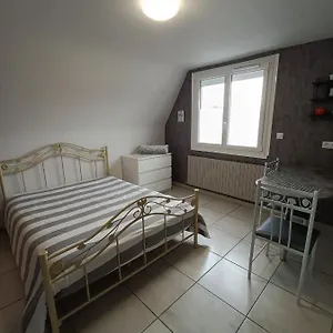 2 Personnes Entre Terre Et Appartement